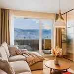 Cozy Elegant With Mountain Views & Parking *