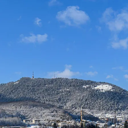 Cozy Elegant With Mountain Views & Parking Apartament