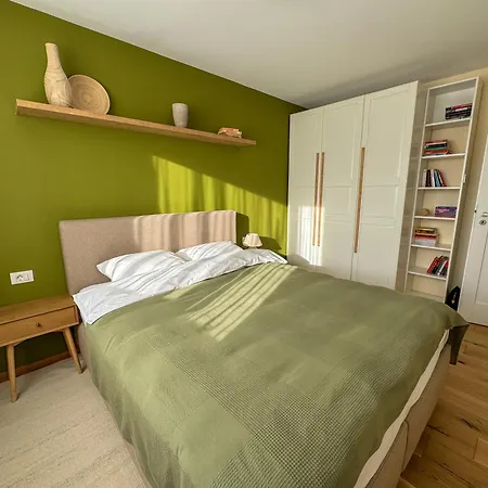 Cozy Elegant With Mountain Views & Parking *