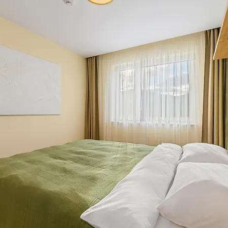 Cozy Elegant With Mountain Views & Parking Apartment