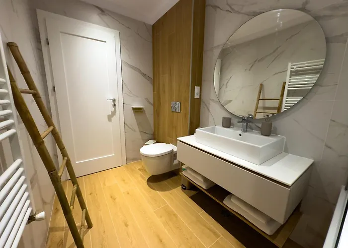 Cozy Elegant With Mountain Views & Parking *