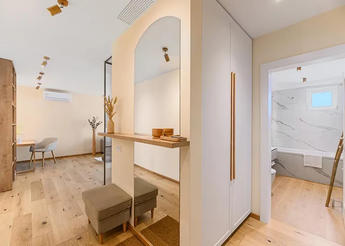 Cozy Elegant With Mountain Views & Parking Apartment