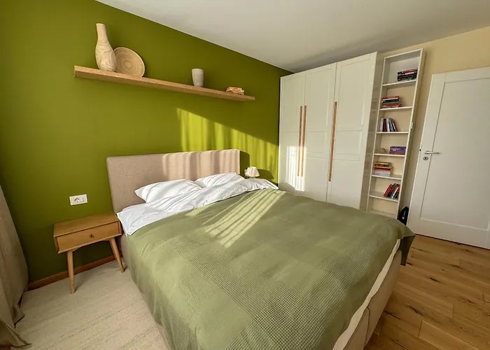 Cozy Elegant With Mountain Views & Parking *